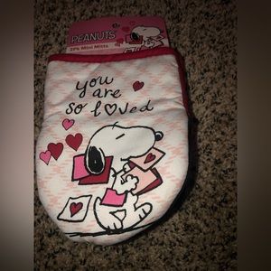 Snoopy Valentine’s Oven Mitt Set